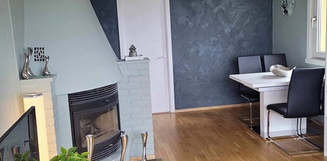 Romslig stue med spisegruppe