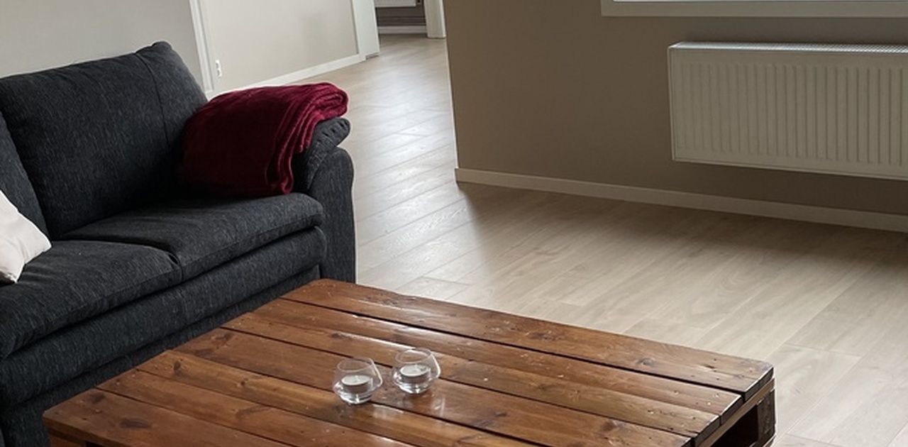 I stuen er store vinduer som gir rikelig med lys