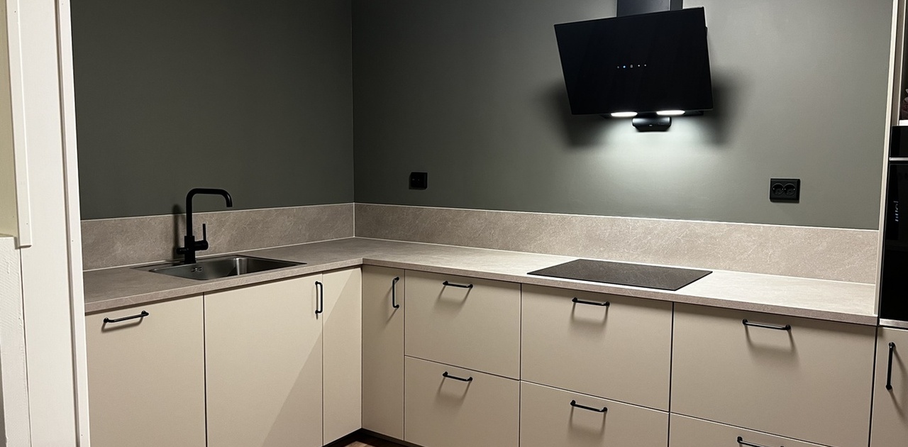 Kjøkken med hvitevarer